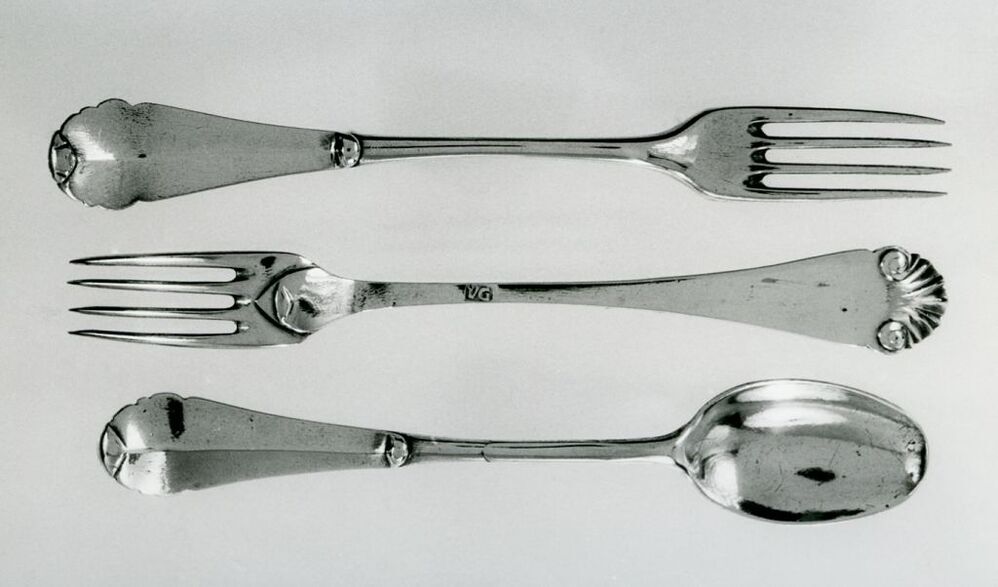 Twee gebakvorkjes en een theelepeltje van zilver